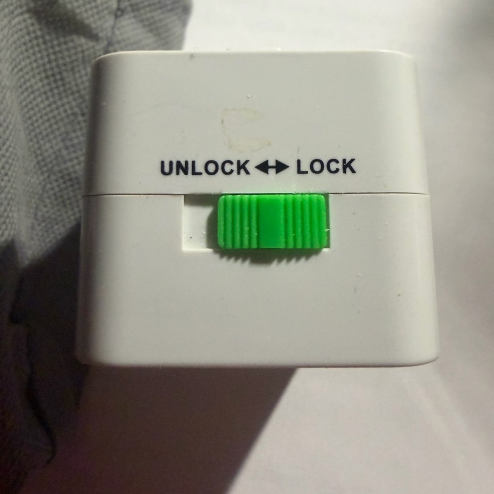 Universal Travel Adapter - White - Picture 3 of 4